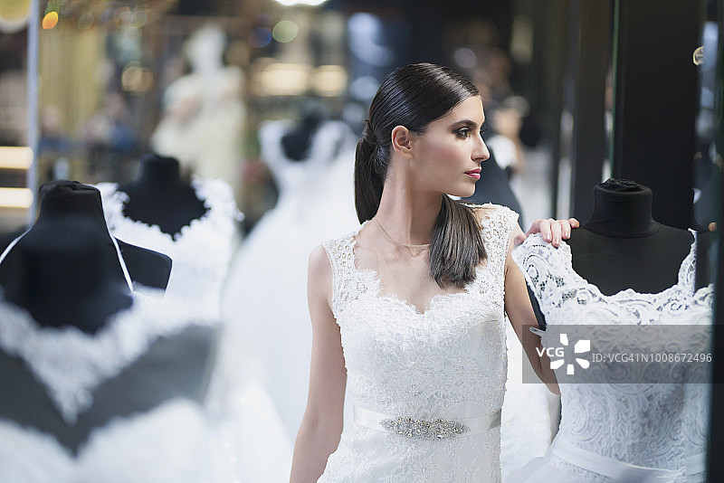 穿着婚纱摆姿势的迷人女人图片素材