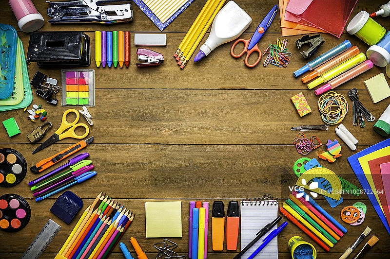 俯视拍摄的木桌，周围是学校办公用品图片素材