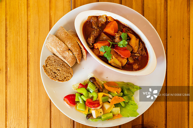 古拉什炖肉配面包片和沙拉图片素材