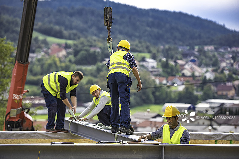 建筑工人在横梁上图片素材