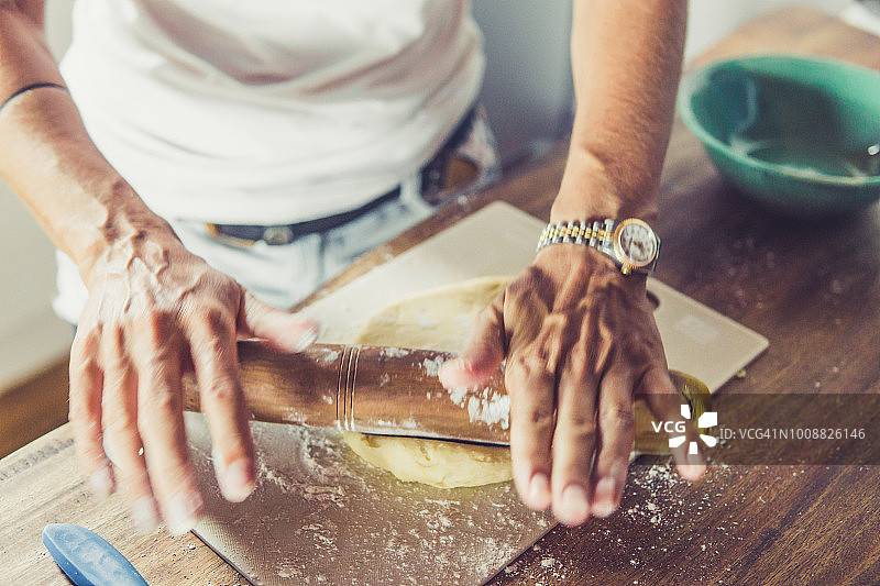 女人在厨房里揉面图片素材