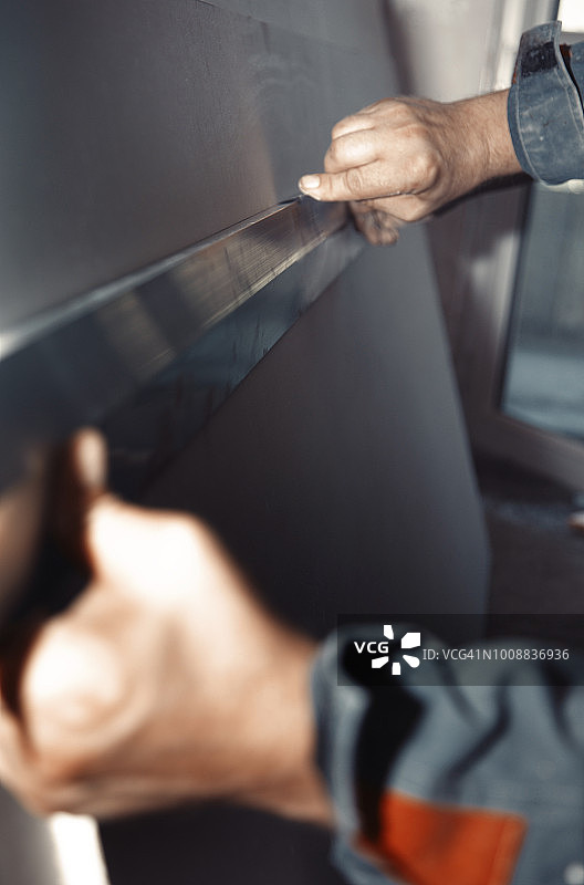 男人使用石膏板图片素材