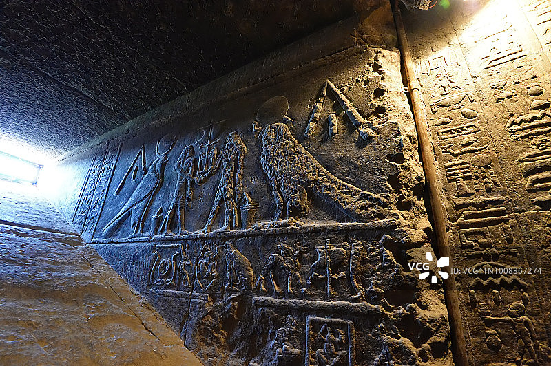 丹德拉古埃及神庙走廊墙壁上的象形文字绘画图片素材