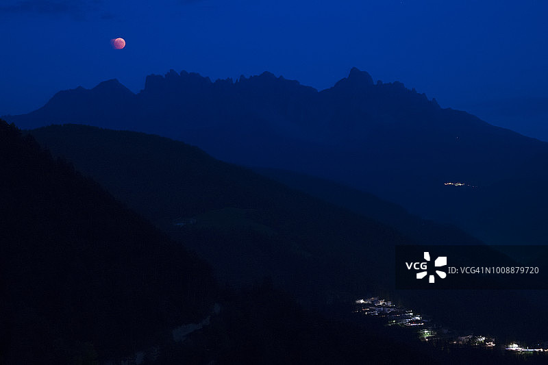 从意大利南蒂罗尔圣瓦伦蒂诺天文台看到的血月月食图片素材