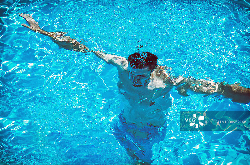 男人跳入游泳池图片素材