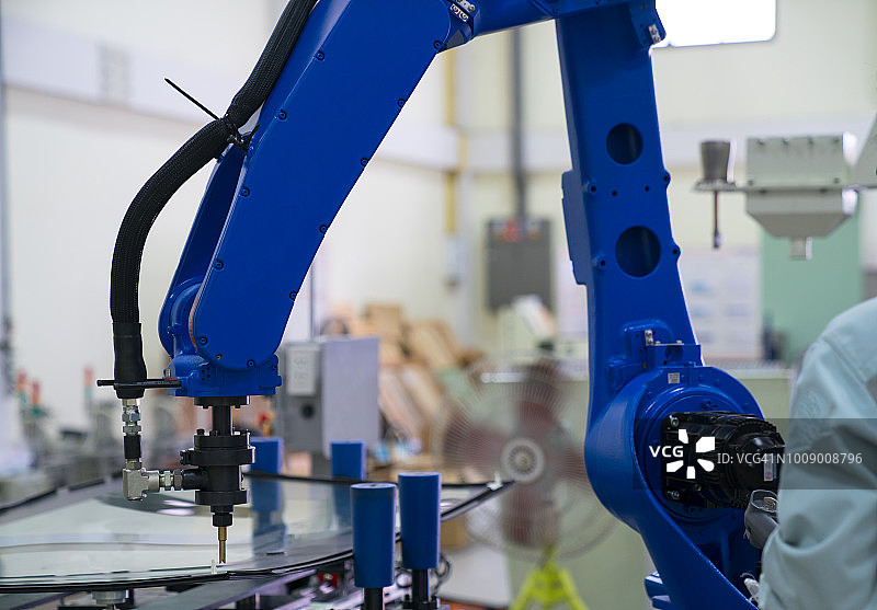 金属板材成型工艺中的搬运机器人：现代化工业制造工厂图片素材