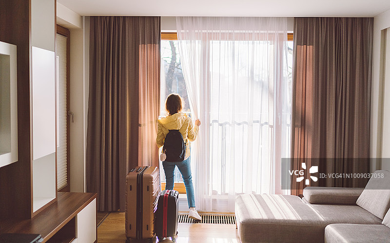 豪华酒店房间里的女人图片素材