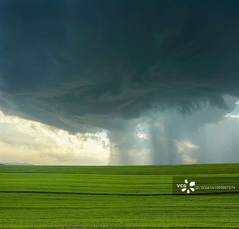 完美风暴图片素材