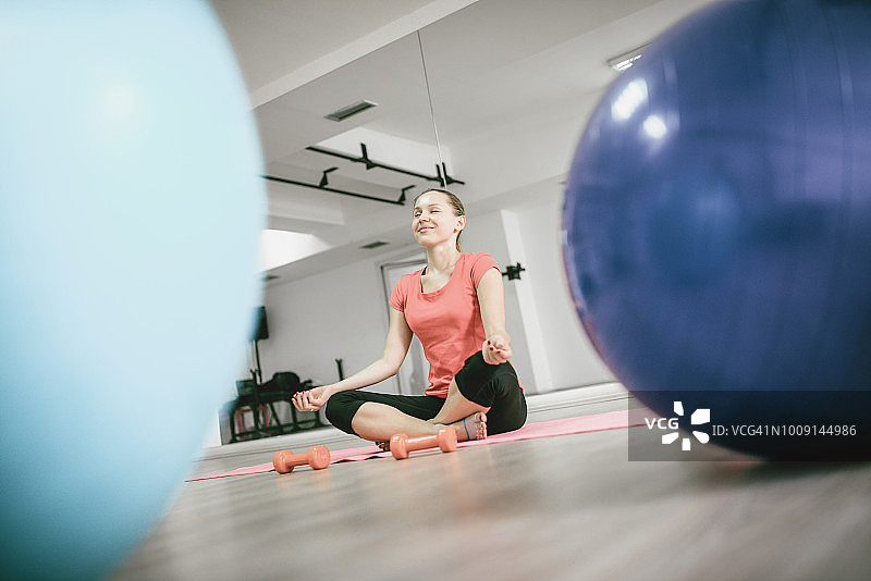 女运动员在健身房进行交叉训练后冥想图片素材