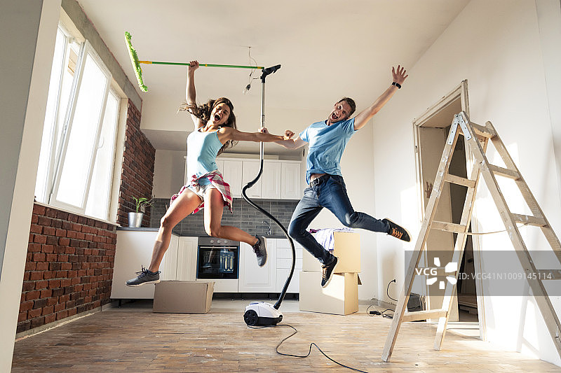 幸福情侣打扫新家图片素材