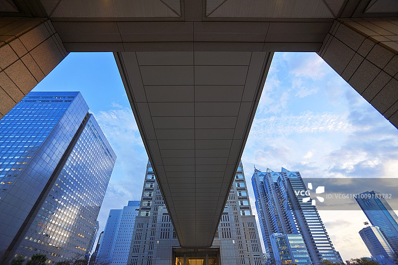 日本东京新宿区西新宿市政厅未来天空走廊图片素材
