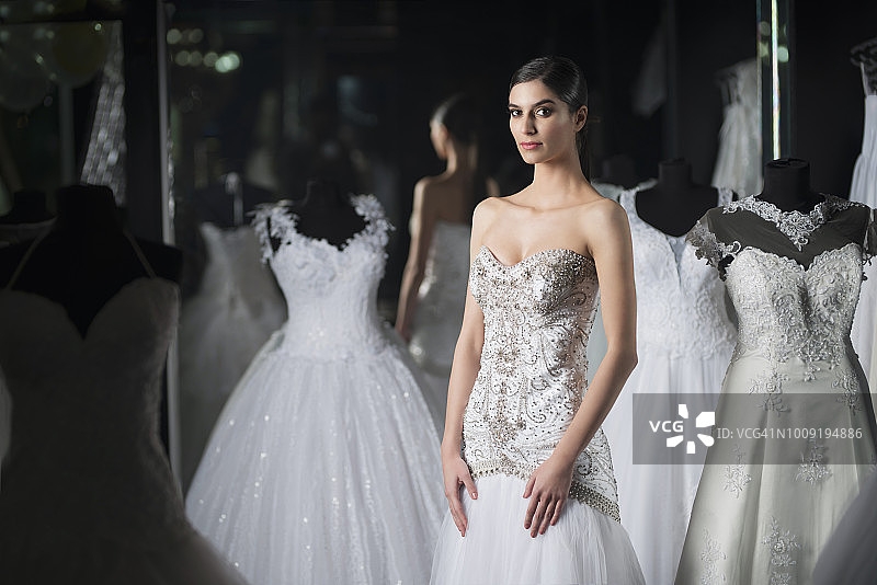 身穿婚纱的时装模特图片素材