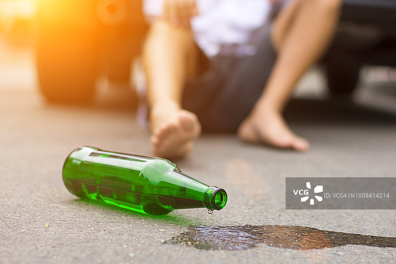 酗酒的无家可归男子睡在地板上图片素材