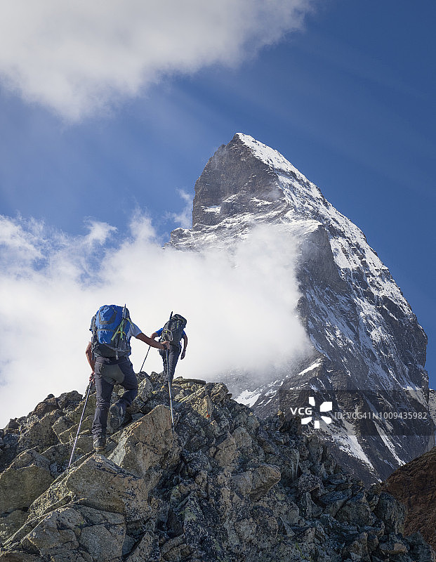 在马特洪峰山脚下的登山者图片素材