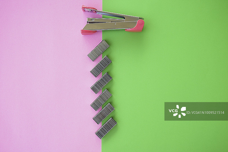 彩色纸上的订书机纸张和夹子图片素材