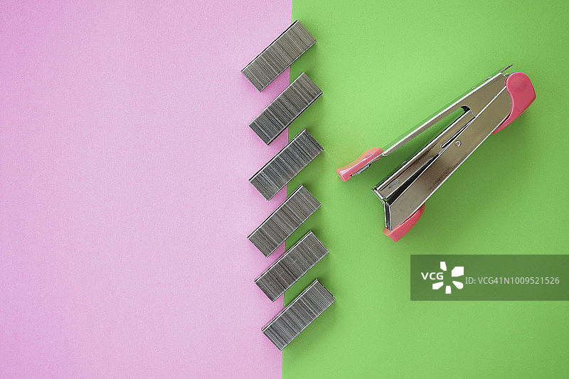 彩色纸上的订书机纸张和夹子图片素材