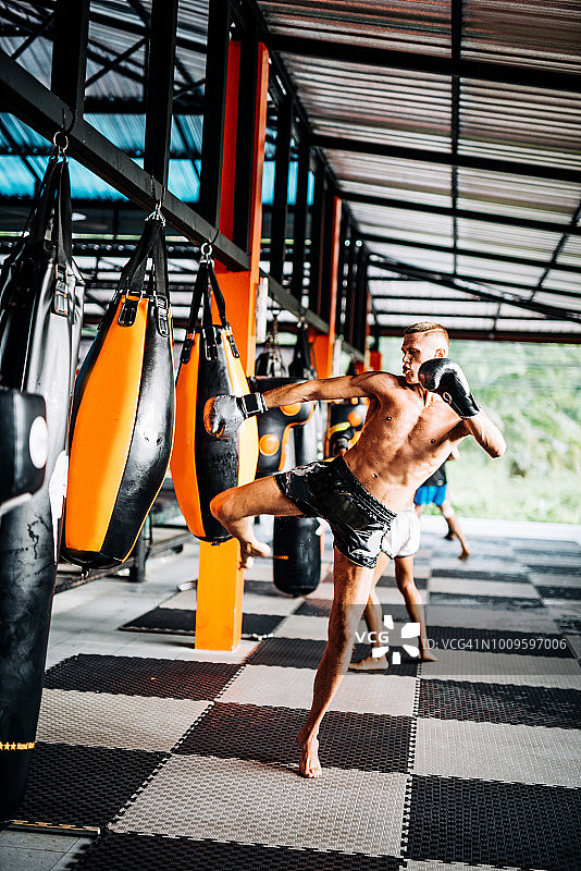 格斗或综合格斗训练踢打沙袋图片素材