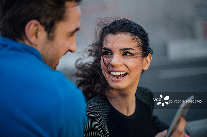 微笑的女人拿着手机图片素材