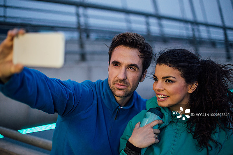运动员户外训练后自拍图片素材