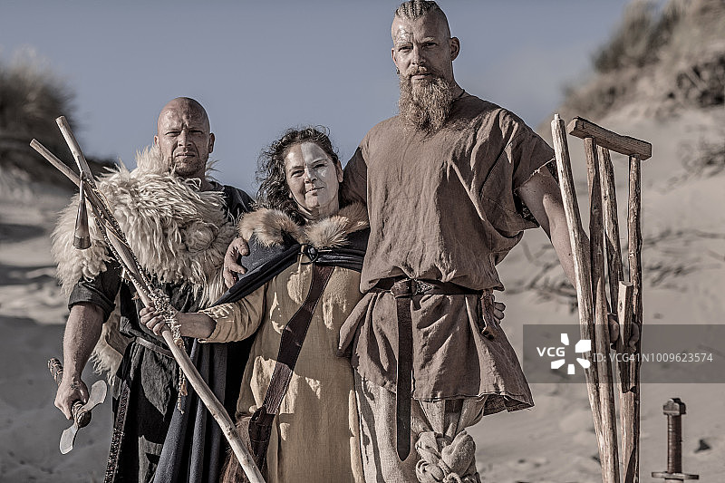 户外维京情侣温馨场景图片素材