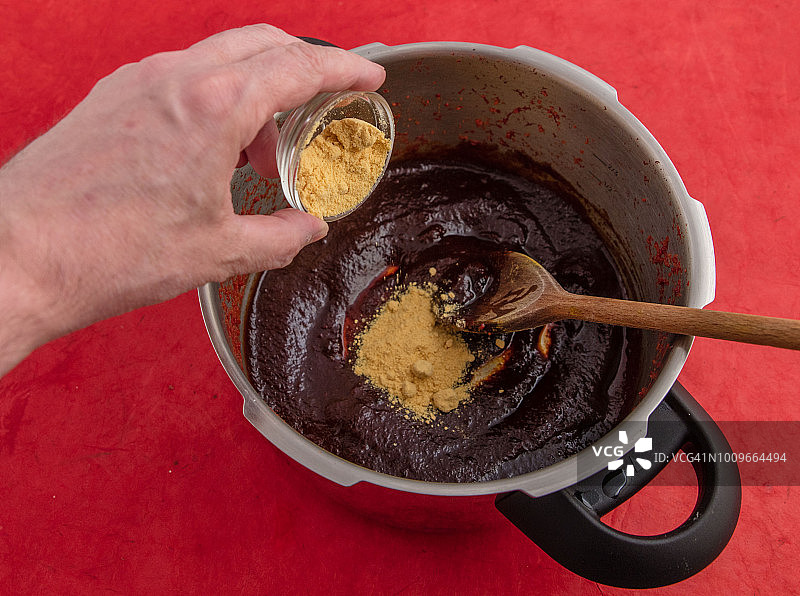 压力焦糖番茄酱制备。图片素材