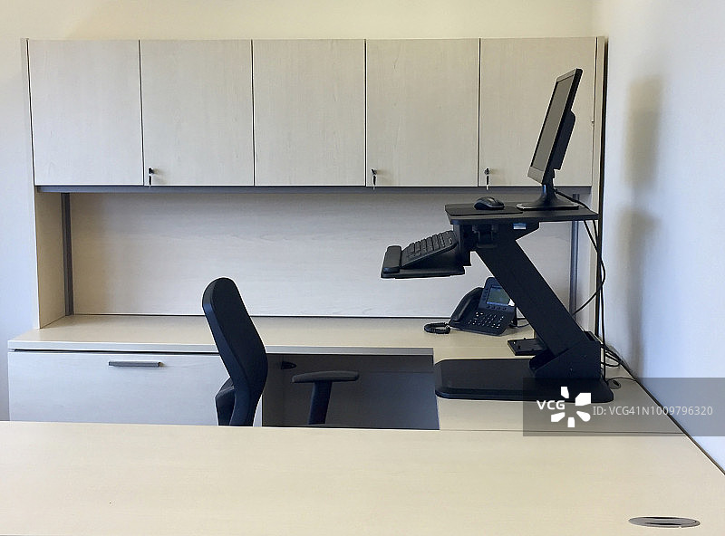 下班后的空办公室和桌面图片素材