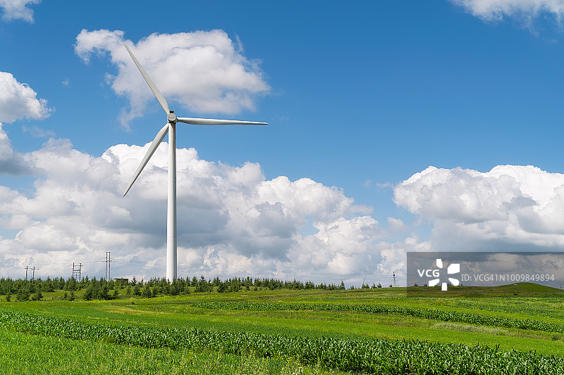 山丘田野上的风力涡轮机图片素材