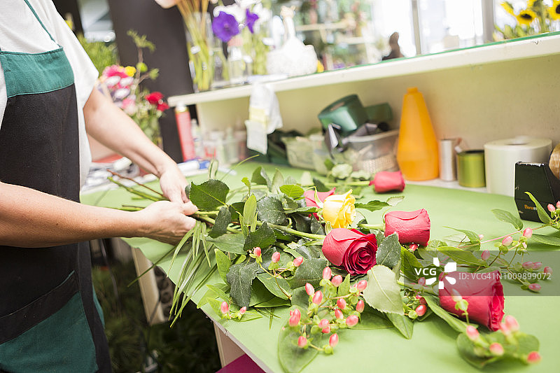 花店用红玫瑰制作花束图片素材