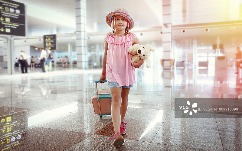 年轻女孩带着行李箱旅行图片素材