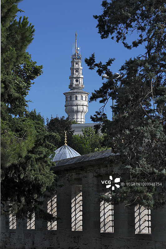 伊斯坦布尔的树丛中的巴耶济德塔图片素材