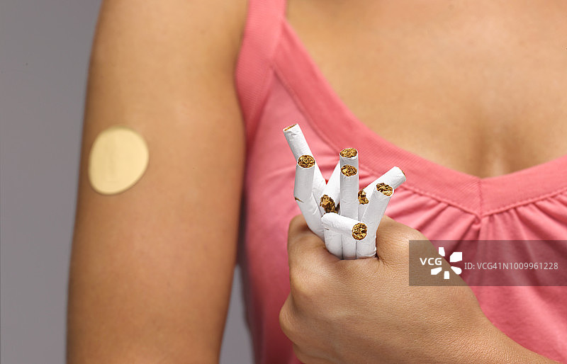 女人为了健康戒烟图片素材