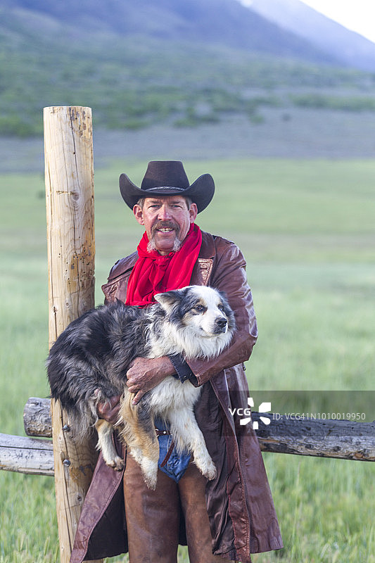 美国犹他州盐湖城圣奎因山谷的老牛仔和狗图片素材
