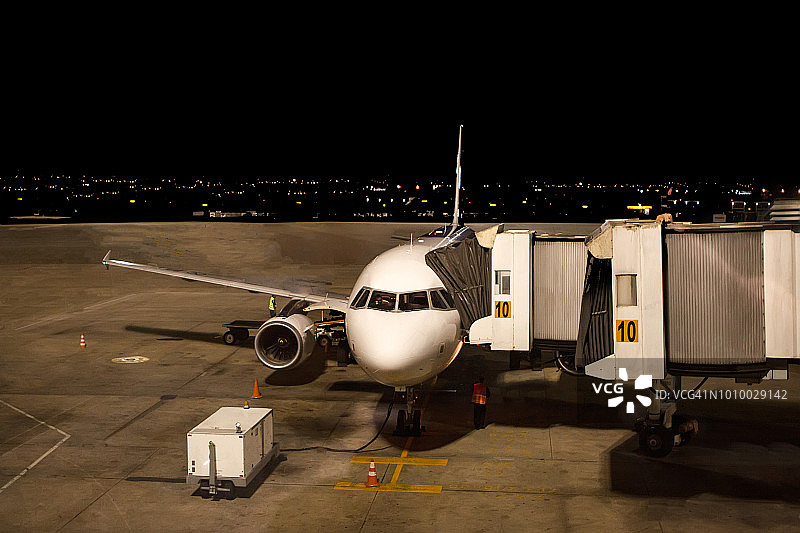 夜间连接廊桥的飞机图片素材