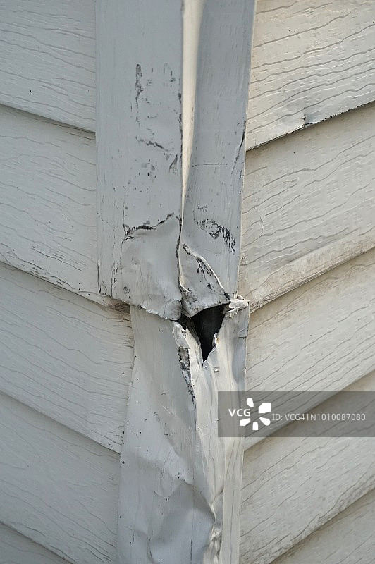 损坏的铝制壁板图片素材
