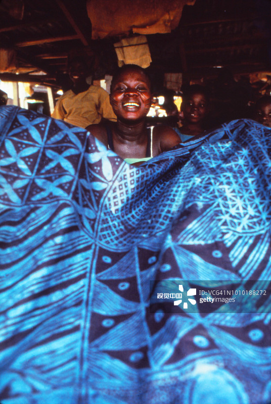 尼日利亚伊巴丹市场中的非洲部族服装女商贩图片素材