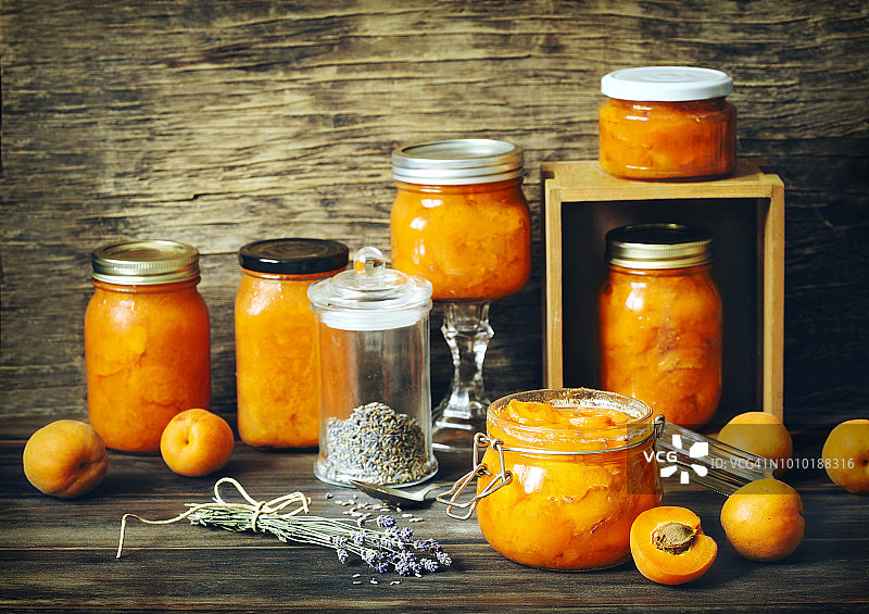 玻璃罐装薰衣草杏子酱图片素材