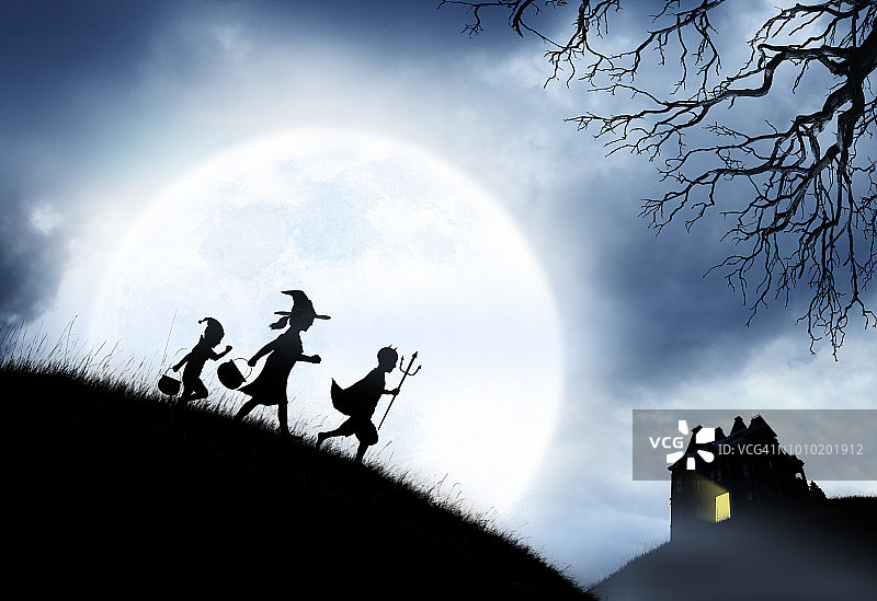 万圣节装扮的三个孩子，以月亮为背景图片素材