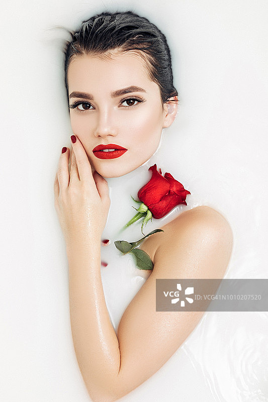 享受牛奶玫瑰浴的迷人女孩图片素材