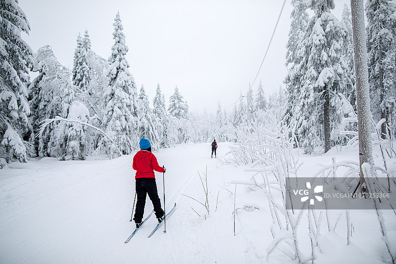 冬季下午，女人在挪威Frognerseteren滑雪图片素材