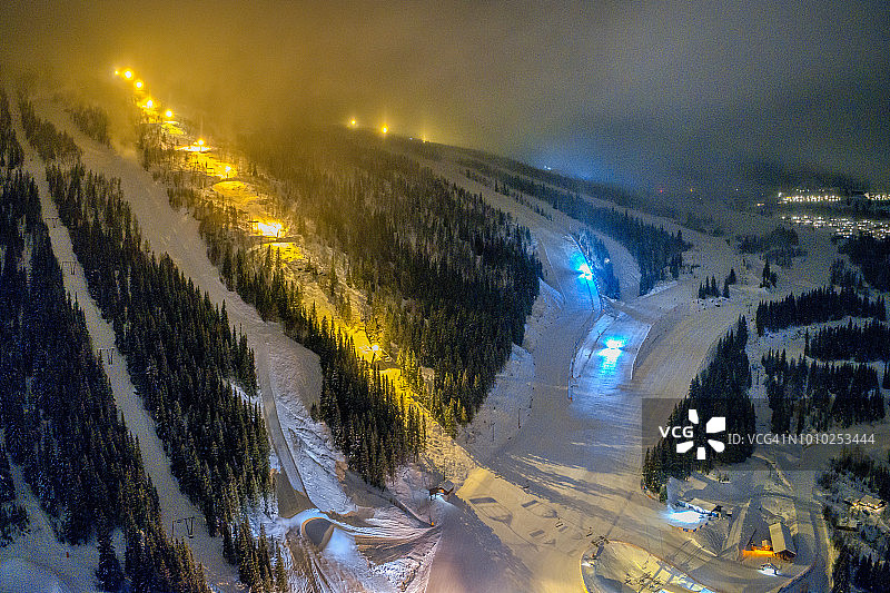 冬季夜晚挪威海姆斯达尔滑雪胜地航拍图片素材