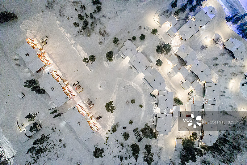 冬季夜晚挪威海姆斯达尔滑雪胜地航拍图片素材