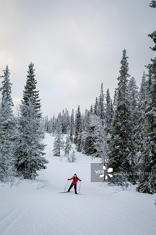 一个女人在挪威亨斯达尔的雪地里滑雪图片素材