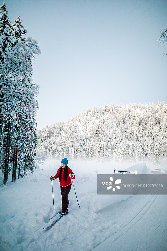 冬日下午，女子在挪威马里达伦滑雪图片素材