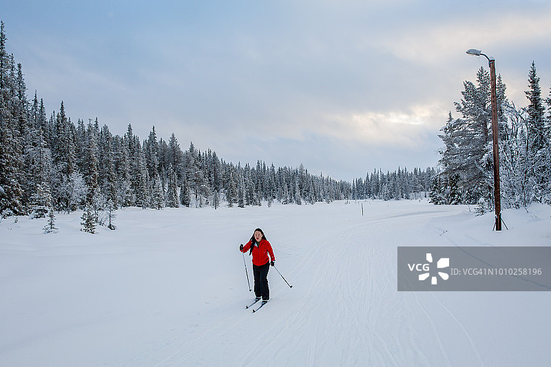 一个女人在挪威亨斯达尔的雪地里滑雪图片素材