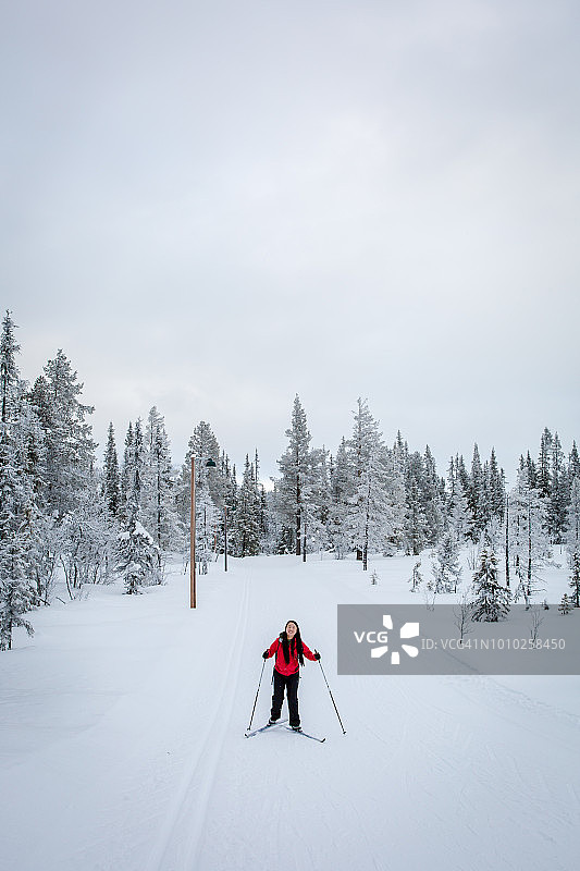 一个女人在挪威亨斯达尔的雪地里滑雪图片素材