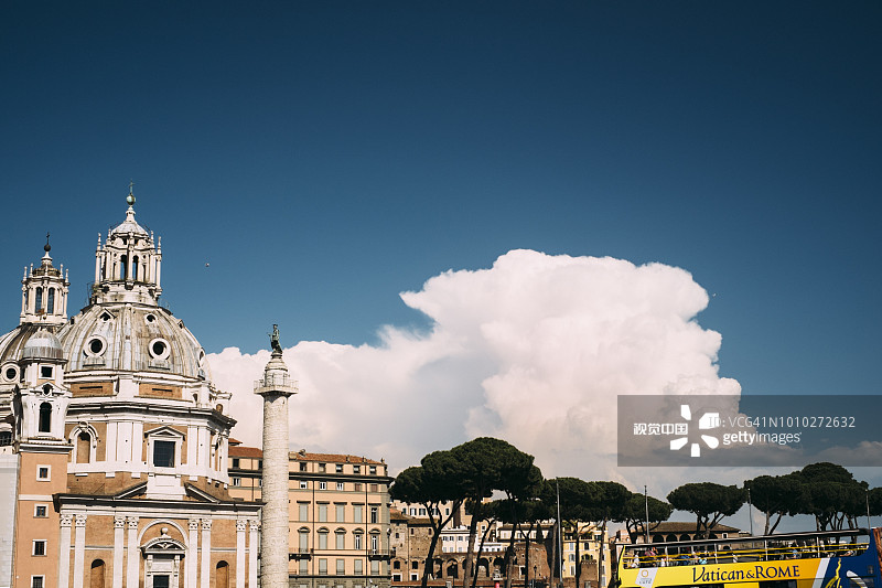 图拉真广场和圣蒂西莫·诺姆·迪·玛丽亚教堂旁的旅游巴士图片素材