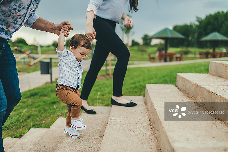 在父母的帮助下，宝宝迈出人生的第一步图片素材