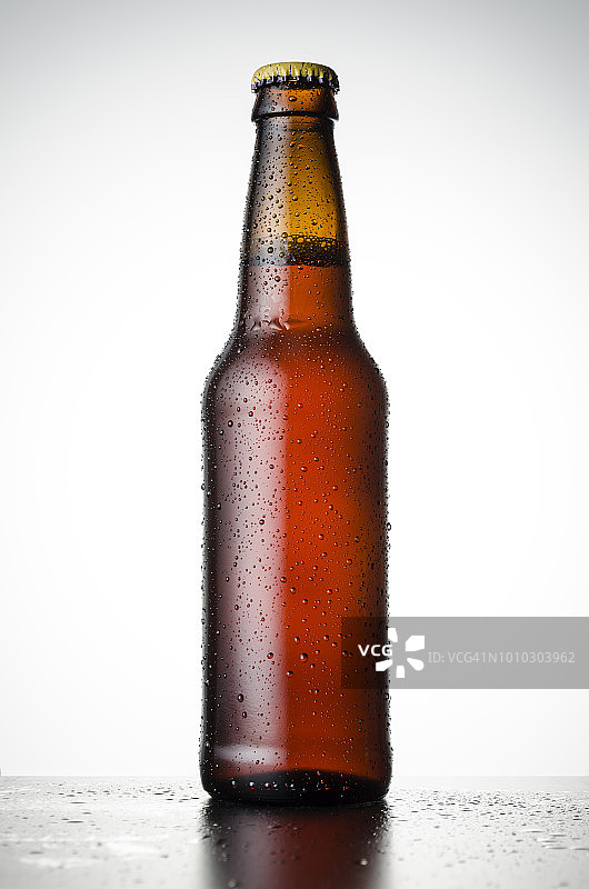 带有冷凝水的啤酒瓶图片素材
