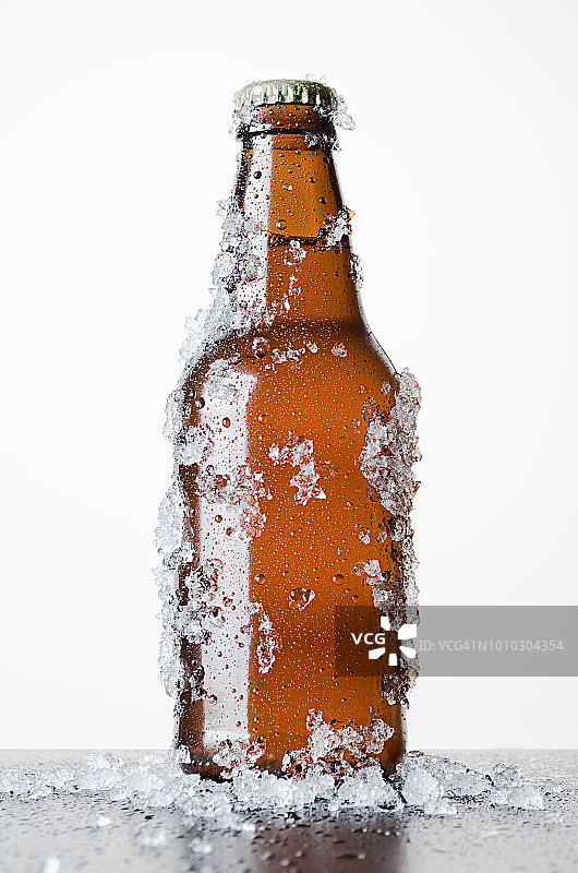 带有磨砂冰的啤酒瓶图片素材