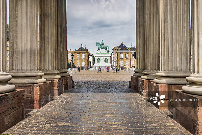 透过柱廊看阿美琳堡广场和腓特烈五世的骑马雕像图片素材